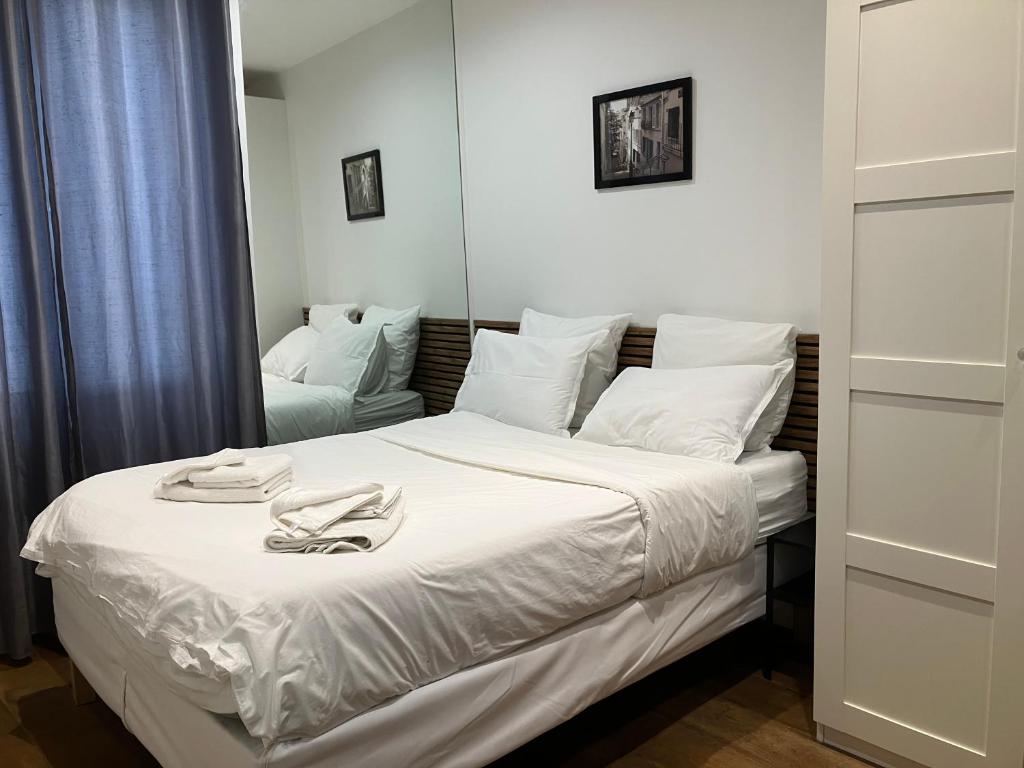 Eiffel Couple Studio